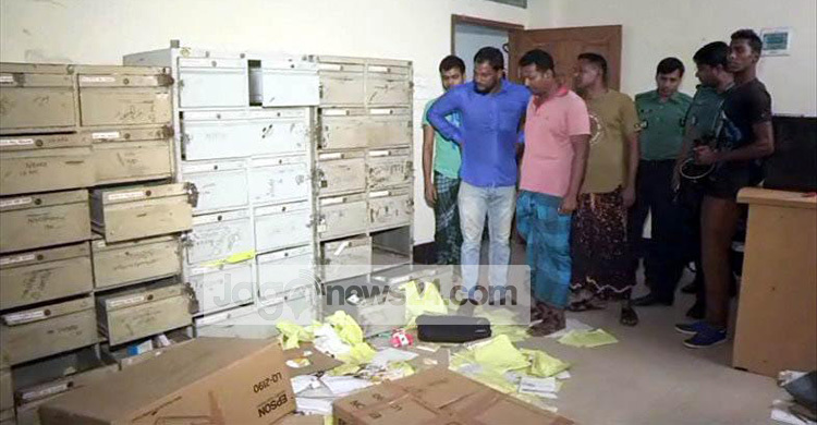 বরিশালে ইনসেপটার ডিপো অফিসে ডাকাতি