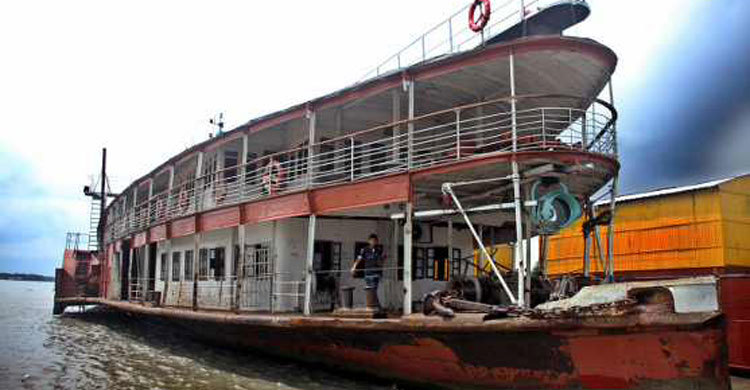 দেড়শতাধিক যাত্রী নিয়ে ডুবোচরে স্টিমার আটকা