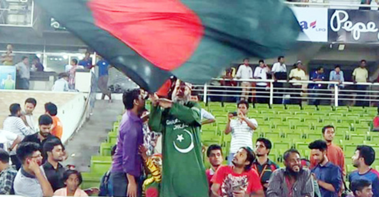 পাকিস্তানি বশির চাচার হাতে বাংলাদেশের পতাকা