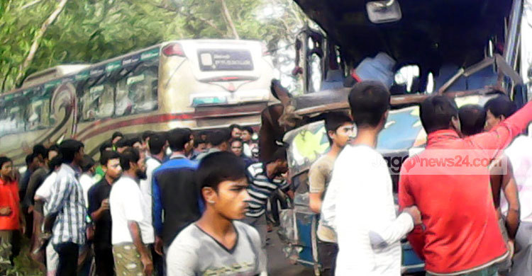 যশোরে দু’টি বাসের মুখোমুখি সংঘর্ষে আহত ২০