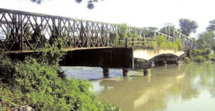 বোয়ালখালীতে সেতুর গার্ডার ভেঙে শ্রমিক নিখোঁজ