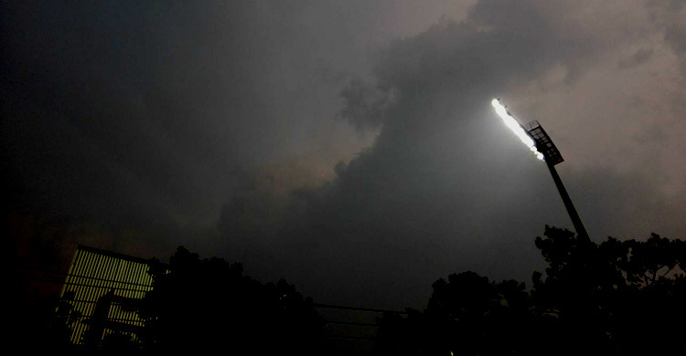 স্টেডিয়াম ডুবে গেছে অন্ধকারে