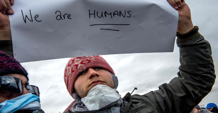 ঠোঁট সেলাই করে প্রতিবাদ