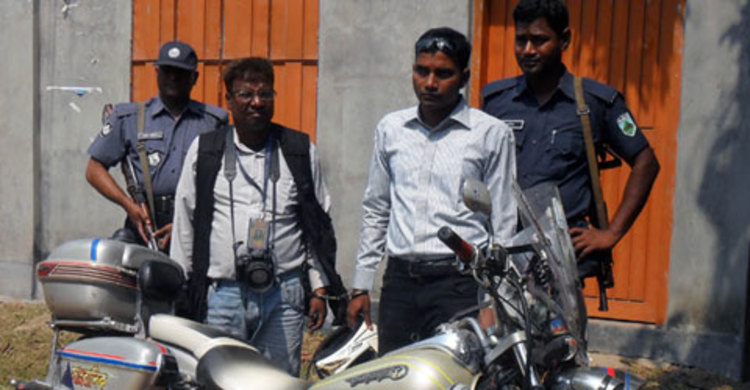 চাঁপাইনবাবগঞ্জে দুই ভুয়া সাংবাদিক গ্রেফতার