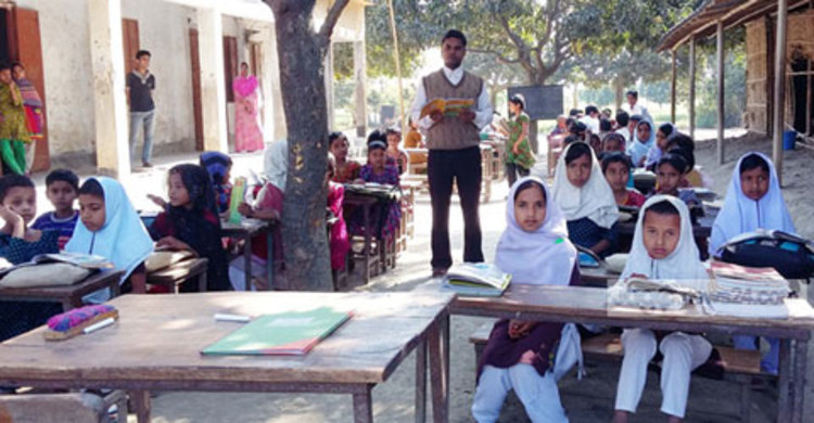 বিদ্যালয়ের ভবন ঝুঁকিপূর্ণ : খোলা আকাশের নিচে পাঠদান