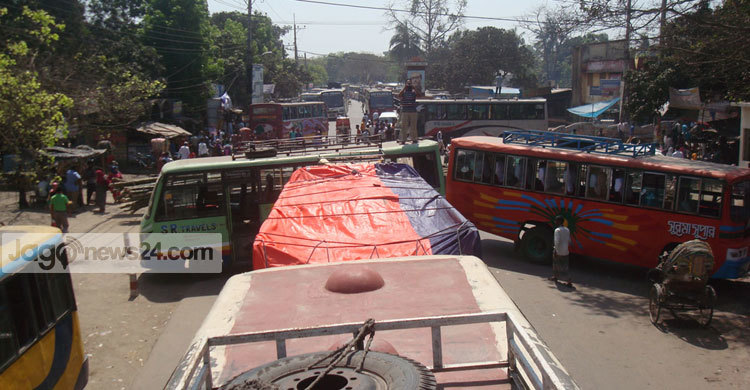 চাঁপাইনবাবগঞ্জে পরিবহন শ্রমিকদের মহাসড়ক অবরোধ