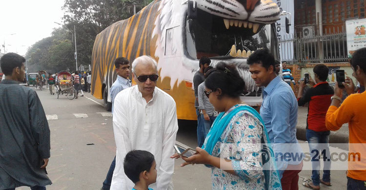 চারুকলায় বাঘ! সেলফি তোলার হিড়িক