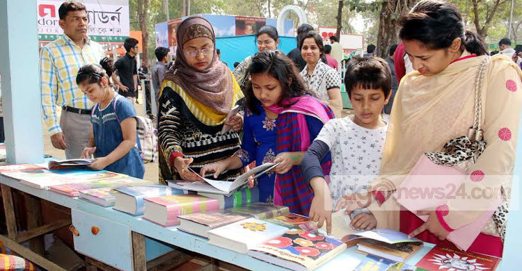 বইমেলায় চলছে ‘শিশু প্রহর’
