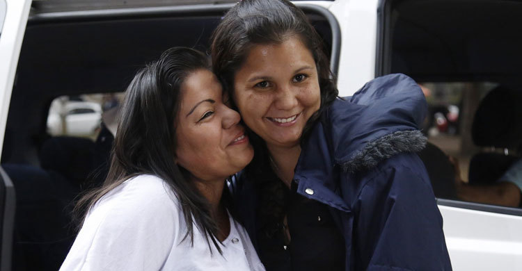 ৩০ বছর পর দুই বোনের মিলন