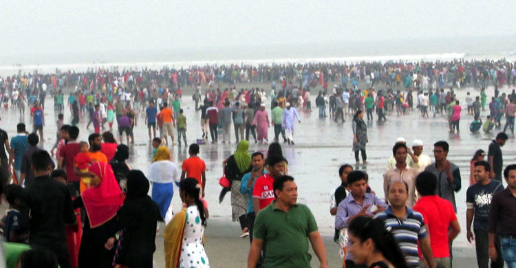 ছুটিতে সরগরম কক্সবাজার সৈকত