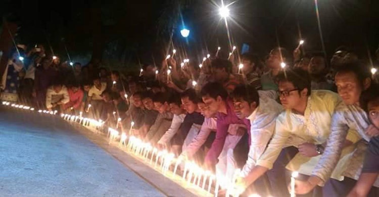 মোমবাতি প্রজ্বলন করে শহীদদের প্রতি শ্রদ্ধা