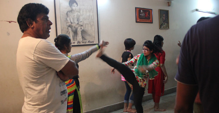 প্রাঙ্গণেমোরের কর্মশালায় প্রশিক্ষক দেবেশ রায় চৌধুরী