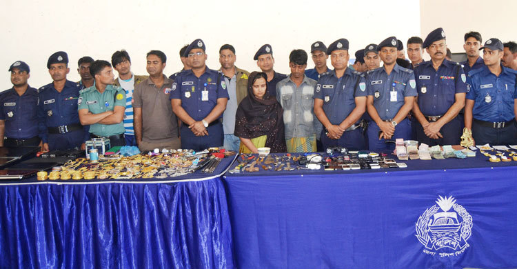 সিলেটে ৫০ ভরি স্বর্ণ ও অস্ত্রসহ ৫ ডাকাত গ্রেফতার