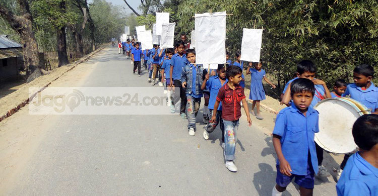 ঝড়ে পড়া শিশুদের স্কুলমুখী করতে বাড়ি বাড়ি গেল শিশুরা