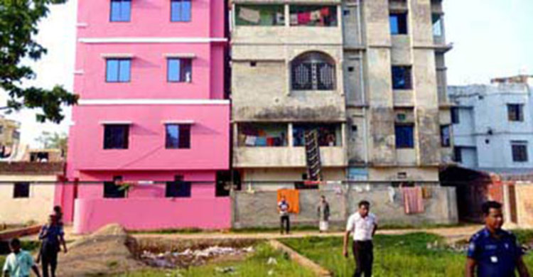 ফটিকছড়িতে হেলে পড়া ভবন সিলগালা 