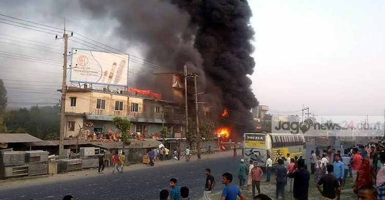 সীতাকুণ্ডে মার্কেটে অগ্নিকাণ্ড : ব্যাপক ক্ষয়ক্ষতি