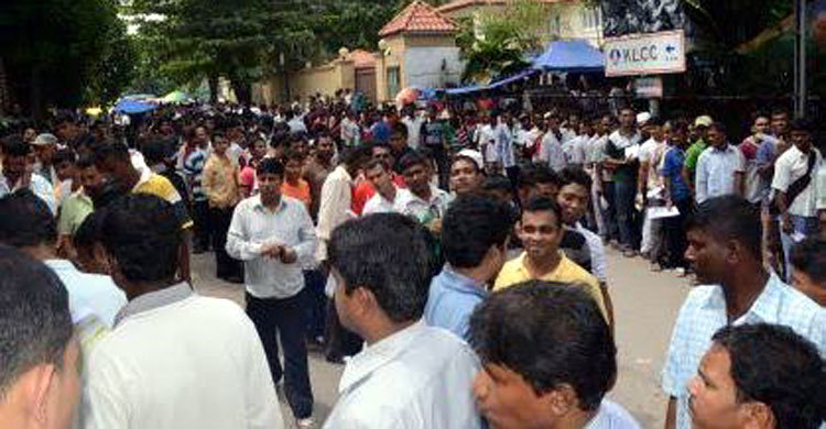 মালয়েশিয়ায় এমআরপি ফিঙ্গারিংয়ে শ্রমিকদের ভিড় 