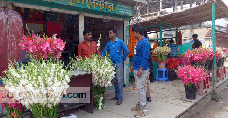 রাজবাড়ীতে জমে উঠেছে ফুলের ব্যবসা