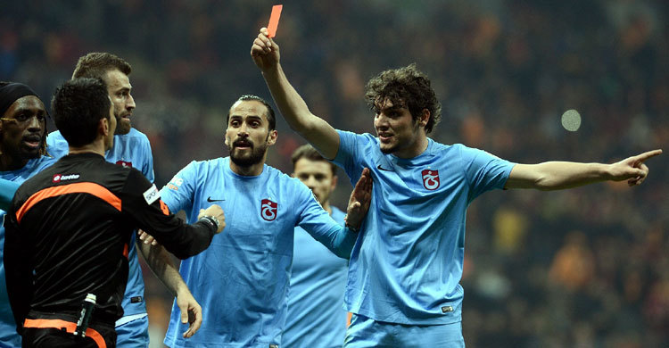 উল্টো রেফারিকেই লাল কার্ড দেখিয়ে দিল ফুটবলার (ভিডিও)