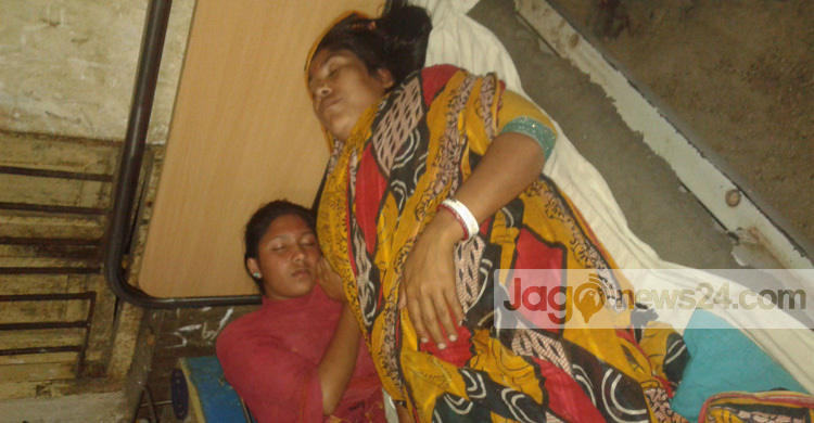 প্রেমের প্রস্তাব প্রত্যাখান : মা-মেয়ে ও ভাইকে কুপিয়ে জখম