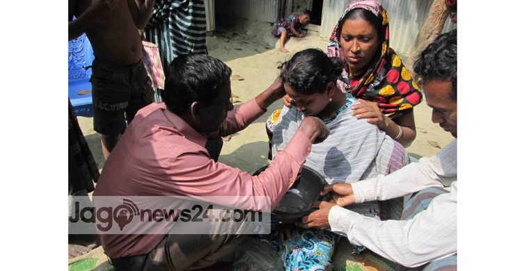 কাঁচি দিয়ে পল্লী চিকিৎসকের টনসিল অপারেশন