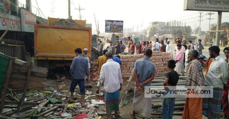 শ্রীপুরে ট্রাক নিয়ন্ত্রণ হারিয়ে দোকানে