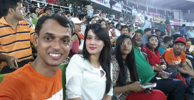 স্টেডিয়ামে উত্তেজনা বাড়ছে দর্শকদের মধ্যে