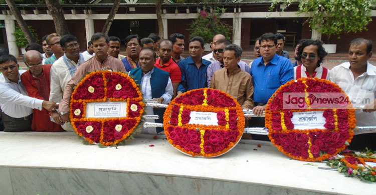 বঙ্গবন্ধুর সমাধিতে ডিইউজে নেতৃবৃন্দের শ্রদ্ধা নিবেদন