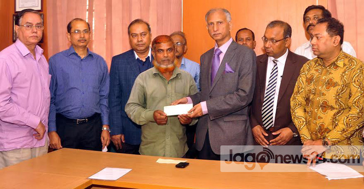 হাফিজের পরিবারকে ৪ লাখ দিল ঢাবি কর্তৃপক্ষ