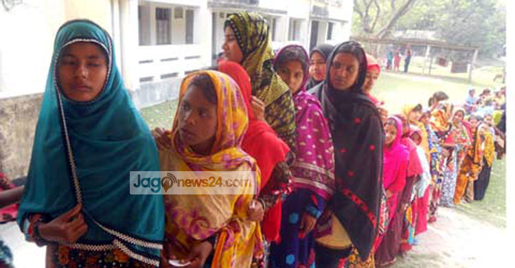 চলছে হারাগাছ পৌরসভার ভোটগ্রহণ