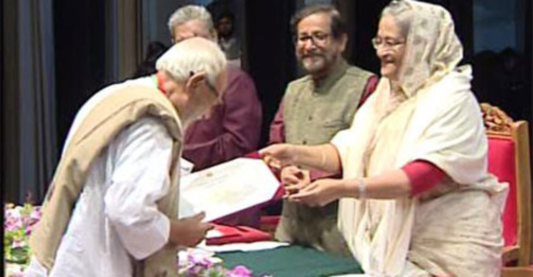 একুশে পদক তুলে দিলেন প্রধানমন্ত্রী