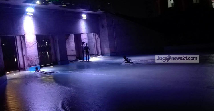 নোংরা পানিতে শিশুদের উচ্ছ্বাস!