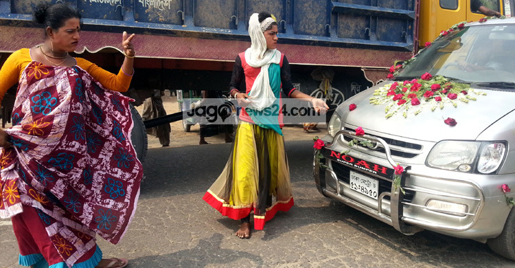 ঢাকা-সিলেট মহাসড়কে হিজড়ারা বেপরোয়া