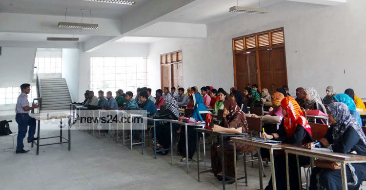 ইবিতে ফোকলোর বিভাগের ক্লাস হচ্ছে বারান্দায়