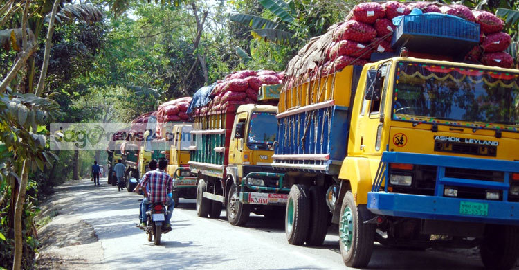 শরীয়তপুরে ফেরি ঘাটে দীর্ঘ যানজট : ভোগান্তি চরমে
