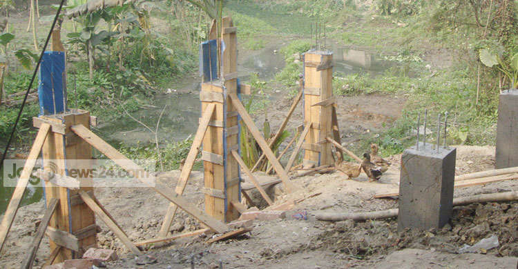 খাল দখল করে ভবন নির্মাণ