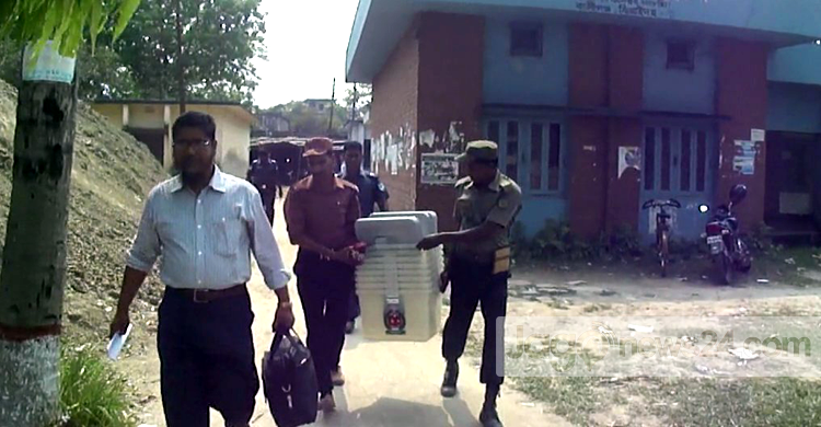 কালীগঞ্জে পৌর নির্বাচনের উপকরণ সরবরাহ 