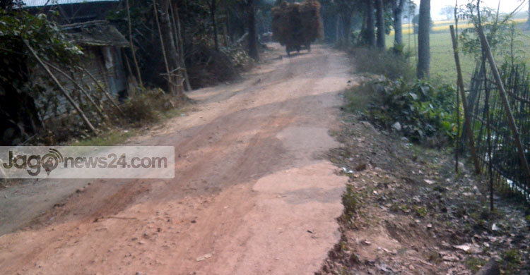 মেরামতের অভাবে সড়ক অচল : দুর্ভোগ চরমে