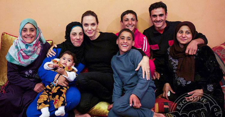 সিরিয়ার শরণার্থীদের পাশে জোলি