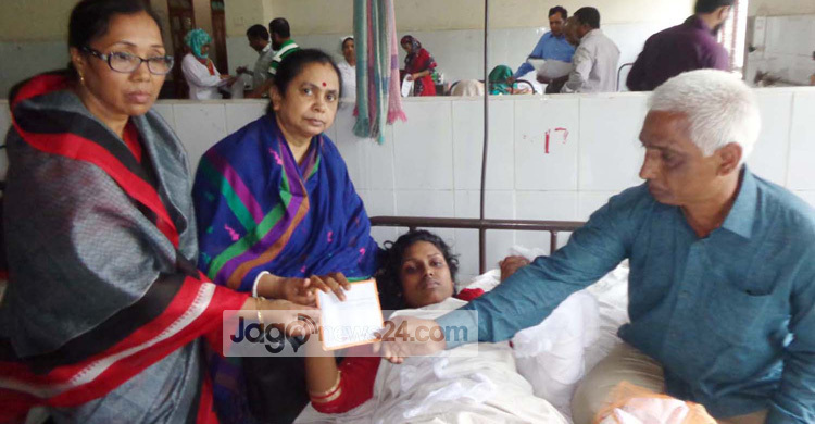 দুর্বৃত্তদের আক্রমণে আহত ময়নাকে অনুদান