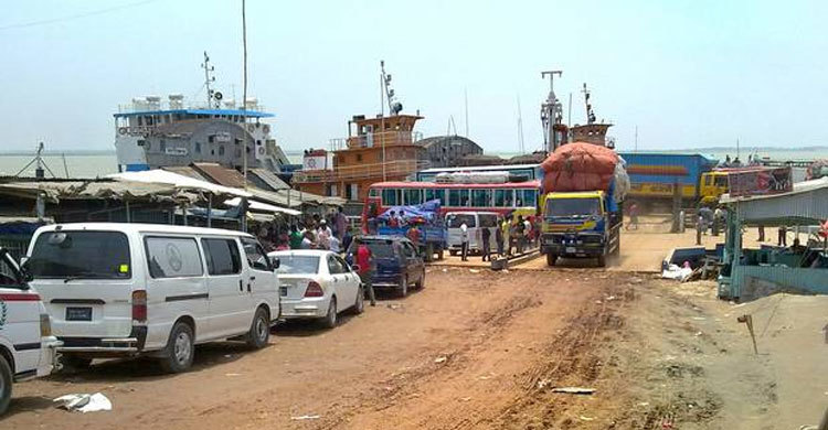 কাওড়াকান্দি ঘাটে বাসে আগুন