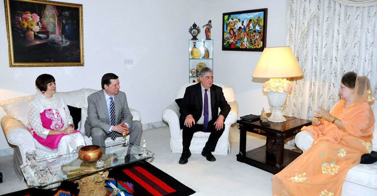 চার বিদেশির সঙ্গে দুই ঘণ্টা বৈঠক করলেন খালেদা