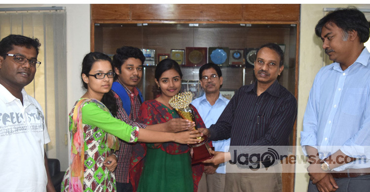 যুব উৎসবে অর্জিত স্মারক খুবি উপাচার্যকে হস্তান্তর 