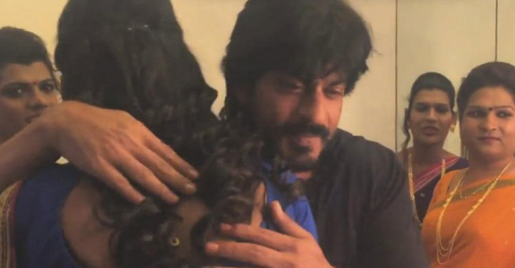 বৃহন্নলাদের সঙ্গে নাচলেন শাহরুখ খান 