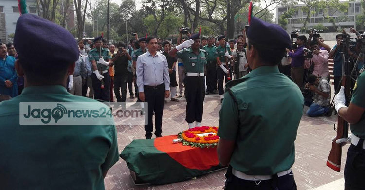 গার্ড অব অনার ও ফুলেল শ্রদ্ধায় সিক্ত কবি রফিক আজাদ 