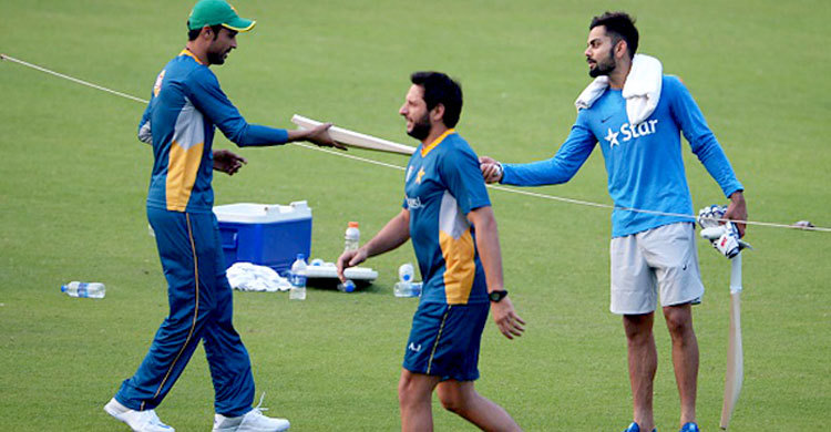 আমিরকে ব্যাট উপহার দিলেন কোহলি