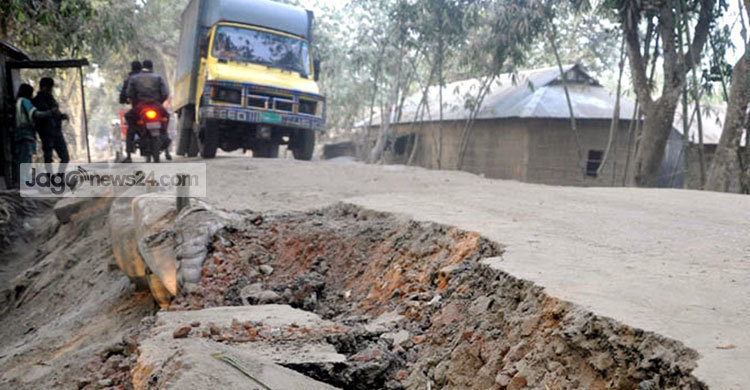 আধা ঘণ্টার রাস্তায় লাগে ৪ ঘণ্টা