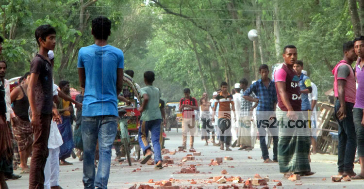 সড়ক দুর্ঘটনায় স্কুলছাত্র নিহত : পুলিশ-জনতা সংঘর্ষে আহত ৭