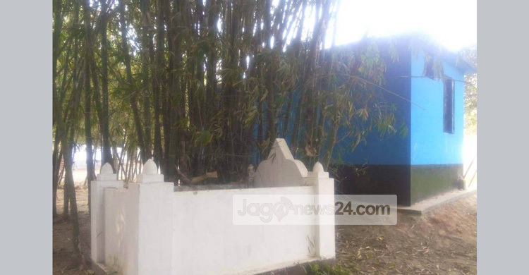 মুক্তিযোদ্ধার সমাধির পাশে টয়লেট