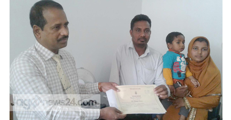 শিক্ষা জীবনের সব সনদ প্রধানমন্ত্রীকে দিয়ে দিলেন এক যুবক